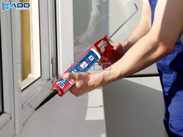 Hướng dẫn kỹ thuật bắn keo cửa nhôm kính đảm bảo kín khít và bền đẹp